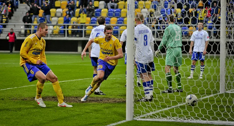 Janusz Surdykowski (nr 29) zdobył jedynego gola dla Arki w 88 minucie spotkania.