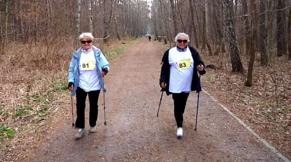 Nordic walking to doskonały sport usprawniający dla seniorów. Osób po pięćdziesiątce nie brakuje w zawodach nordic walking.