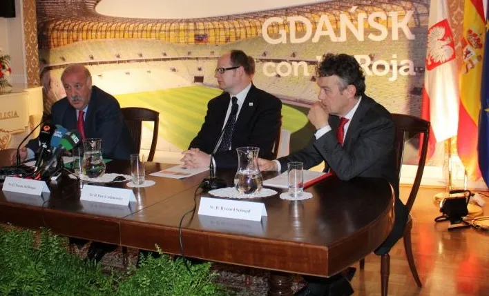 Od lewej: selekcjoner Hiszpanii Vicente del Bosque, prezydent Gdańska Paweł Adamowicz i ambasador RP w Hiszpanii, Ryszard Schnepf.