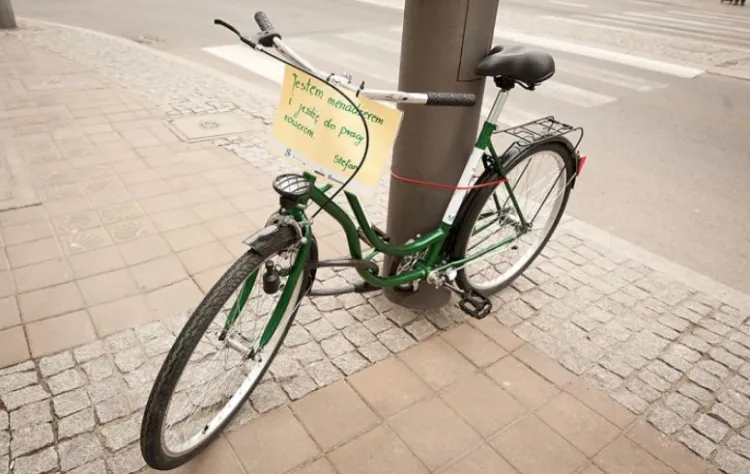 Rozstawione w mieście rowery z hasłami zachęcającymi do jazdy jednośladami są początkiem większej akcji promocyjnej.