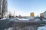 Parking od strony ul. Reja, gdzie także powinny pojawić się nowe nasadzenia drzew wzdłuż chodnika.