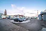 Parking przed sklepem Merkus, gdzie postuluje się wprowadzenie przestrzeni współdzielonej z zachowaniem możliwości postoju aut.