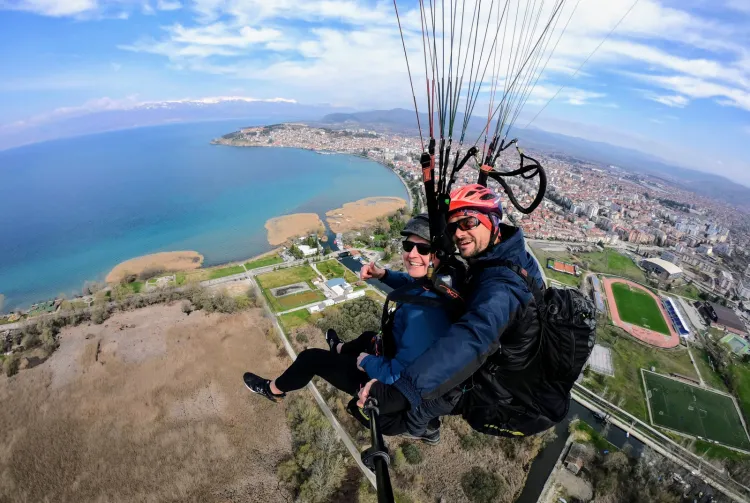 Michał Kiełbasa podróżuje i pracuje na pełen etat. Co dają mu wyjazdy za granicę? (Zdjęcie wykonane w Macedonii nad jeziorem Ochrydzkim).