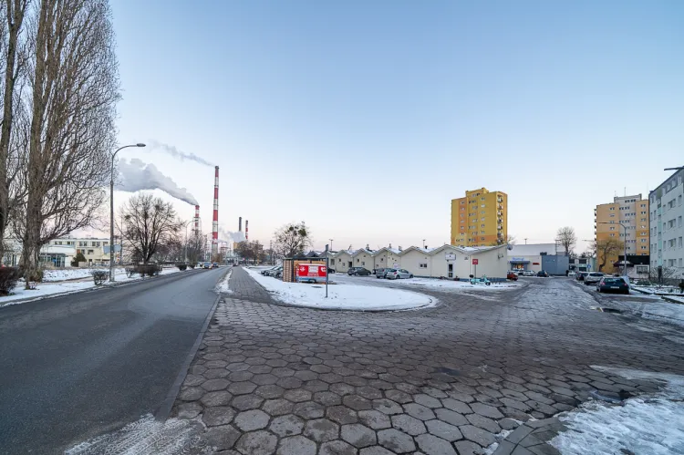 Parking od strony ul. Reja, gdzie także powinny pojawić się nowe nasadzenia drzew wzdłuż chodnika.