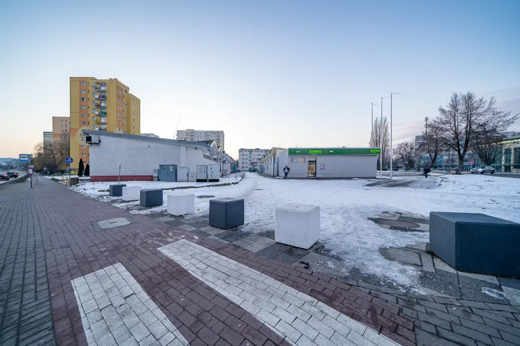 Widok na pawilony handlowe od strony ul. Marynarki Polskiej.
