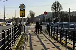 Znaki "stop" stoją przed przejściami dla pieszych i przejazdami dla rowerów wzdłuż drogi biegnącej pod wałem przy kanale Raduni. Z kolei dla kierowców przecinających tę drogę ustawiono znaki "przejście dla pieszych i przejazd dla rowerzystów". Który znak jest ważniejszy? 