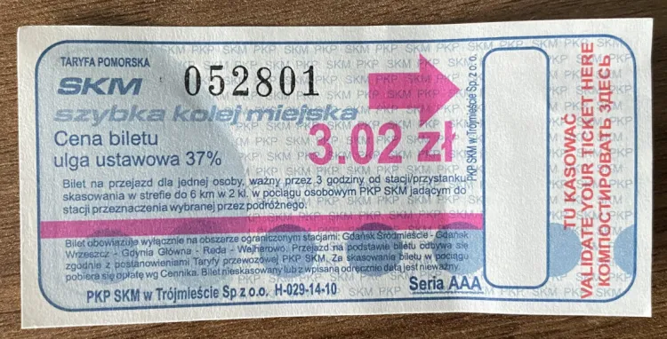 Bilety kartkowe pozostają w sprzedaży, choć jest ich w obiegu coraz mniej. Stanowią już tylko 16 proc. biletów, kupowanych na pociągi PKP SKM Trójmiasto.