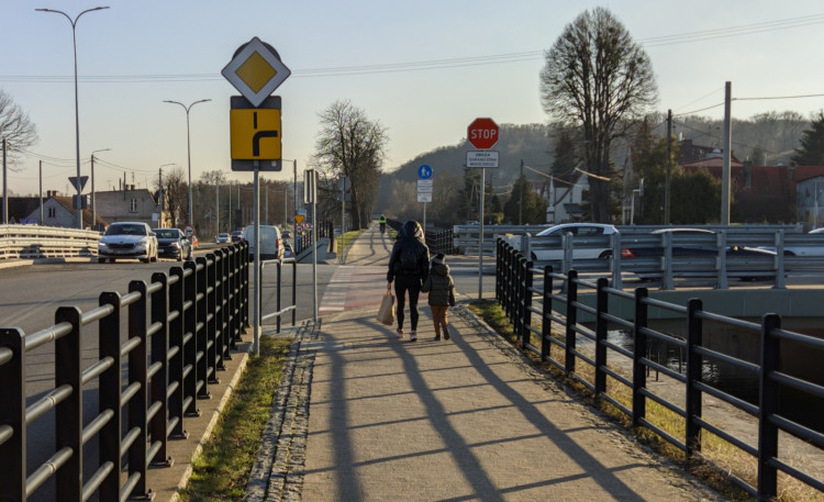 Znaki "stop" stoją przed przejściami dla pieszych i przejazdami dla rowerów wzdłuż drogi biegnącej pod wałem przy kanale Raduni. Z kolei dla kierowców przecinających tę drogę ustawiono znaki "przejście dla pieszych i przejazd dla rowerzystów". Który znak jest ważniejszy? 