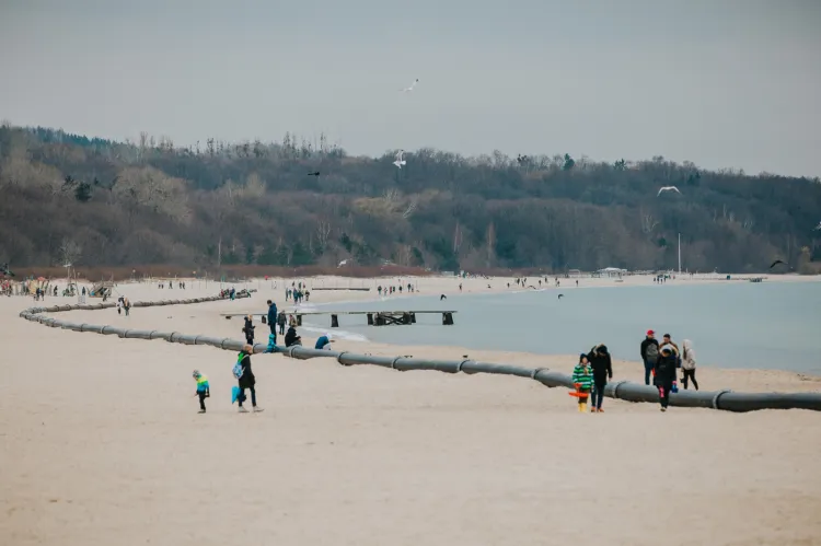 Charakterystyczna rura stanęła na plaży w Sopocie dwa lata temu, dla części spacerujących stanowiła... idealne siedzisko.
