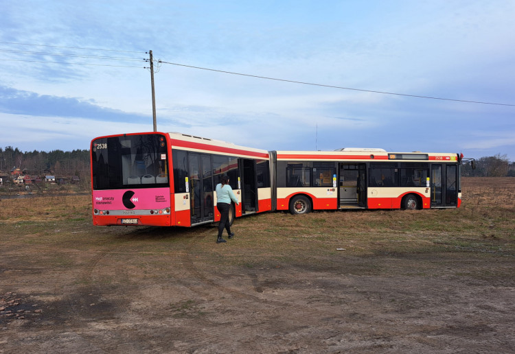 On Thursday morning, the passengers on board the 179 bus were taken to the square.  The driver first made a mistake on the road, and then, while maneuvering, most likely miscalculated the situation and the car got stuck in the mud. 