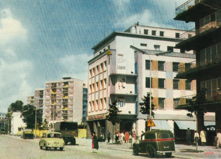 Powszechny Dom Towarowy na koloryzowanej pocztówce z lat 60. (Fotopolska.eu)