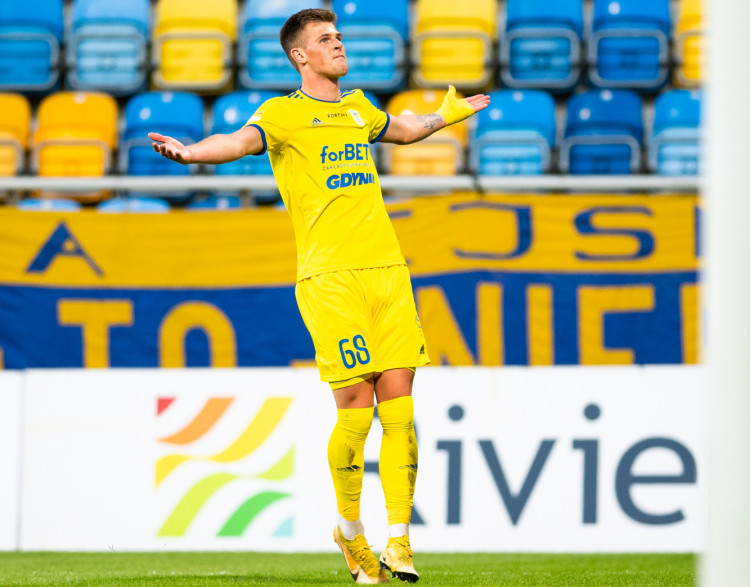 Karol Czubak strzelił wszystkie gole dla Arki Gdynia w wygranym meczu z Sandecją Nowy Sącz. Dzięki hat-trickowi jest współliderem klasyfikacji najlepszych snajperów Fortuna 1. Ligi. 
