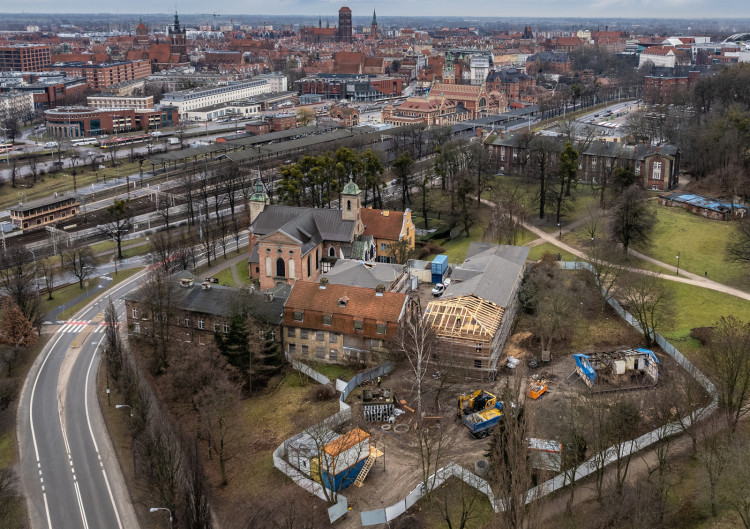 Prace rekonstrukcyjne prowadzone są w trzech budynkach zabytkowego zespołu, znajdującego się u stóp Góry Gradowej w Gdańsku.
