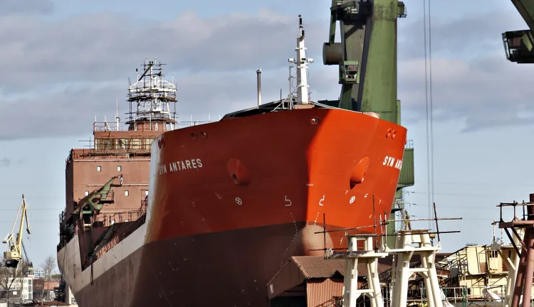 Statek utknął na pochylni gdańskiej stoczni z powodu przedłużającej się sprawy związanej z upadłością armatora. 