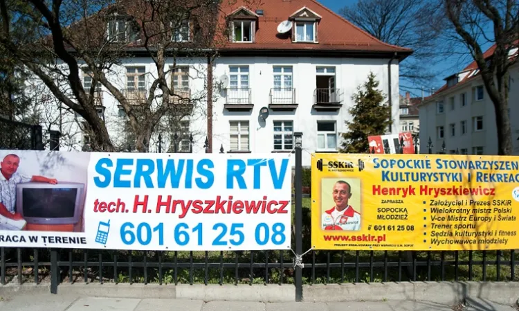 Administrator budynku przy ul. 3 Maja w Sopocie twierdzi, że radny wywiesił swoje reklamy "na dziko".