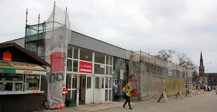 Budynek dworca zostanie odmalowany, a następnie przykryty banerem reklamowym od strony pętli autobusowej.