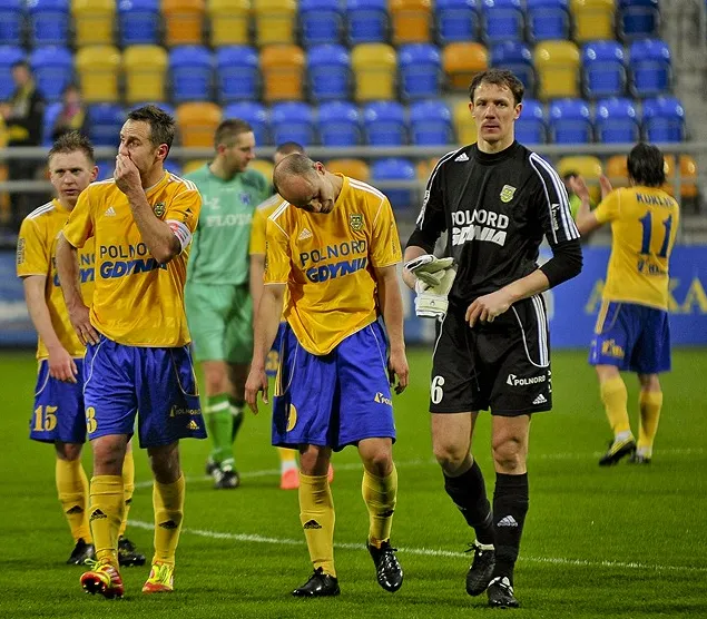 Po ostatnich meczach piłkarze Arki mieli nietęgie miny. Czas najwyższy to zmienić. Na zdjęciu od lewej: Bartosz Flis, Tomasz Jarzębowski, Radosław Pruchnik i Maciej Szlaga.