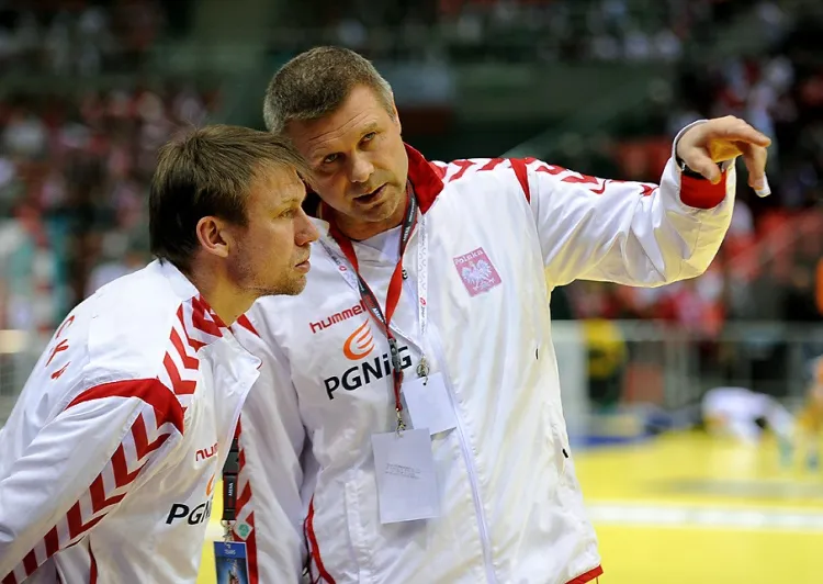 Damian Wleklak (z lewej) wspólnie z Danielem Waszkiewiczem zastąpią, przynajmniej na razie, Bogdana Wentę na stanowisku szkoleniowca polskiej reprezentacji szczypiornistów. Dotychczas pełnili funkcje jego asystentów.