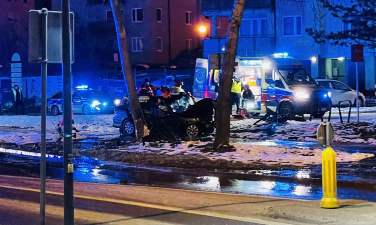 Skutki nocnego wypadku na Rdestowej w Gdyni.