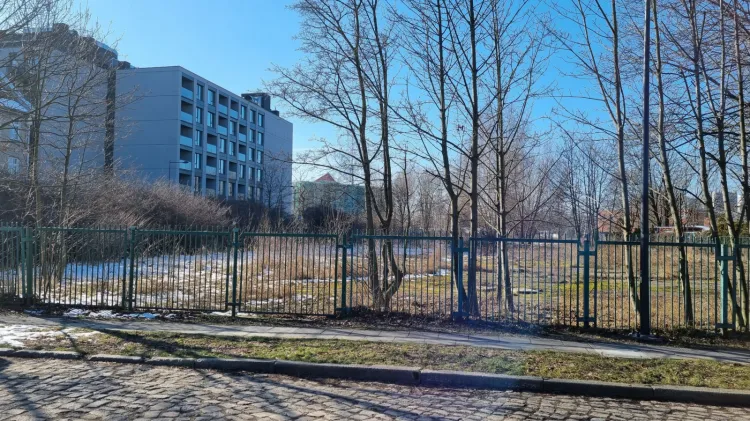 Teren u zbiegu ul. Stępkarskiej i Wiosny Ludów, gdzie deweloperzy mają pozwolenie na budowę.