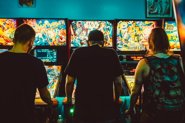 W latach 90. automaty arcade stały się bardzo popularne na całym świecie, a ich produkcja osiągnęła szczytowy poziom. 
