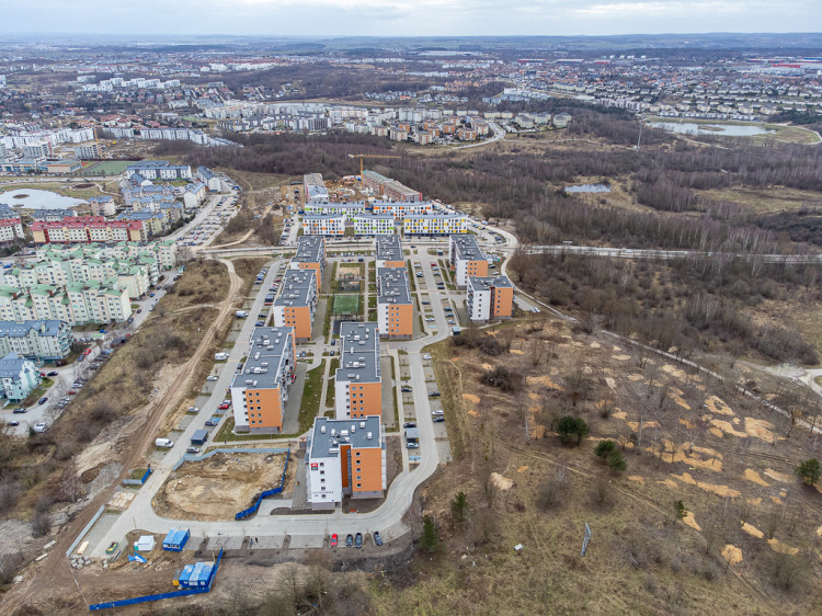 Osiedle TBS Motława przy ul. Piotrkowskiej. W lewej części zdjęcia widoczny plac budowy ostatniego budynku na osiedlu, zaś na drugim planie widoczne jest osiedle GTBS.