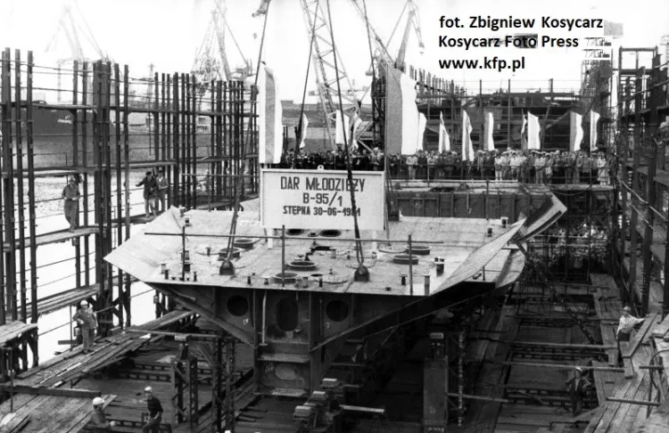 Położone stępki pod budowę "Daru Młodzieży" w Stoczni Gdańskiej, wówczas im. Lenina. 30.06.1981 r. 