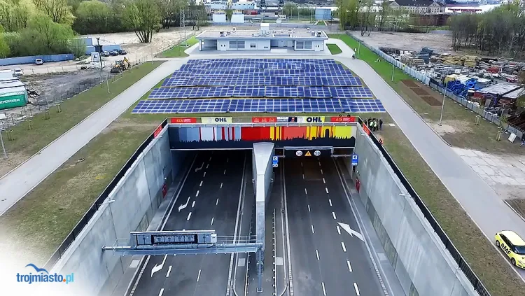 Farma z paneli fotowoltaicznych ma powstać po obu stronach wjazdów do tunelu i zaspokoić część zapotrzebowania tunelu w energię elektryczną (wizualizacja Trojmiasto.pl).