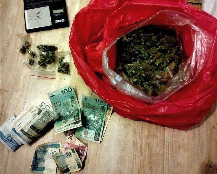 W mieszkaniu handlarza policjanci znaleźli 220 gramów marihuany, wagę elektroniczną oraz 2,3 tys. zł w gotówce.