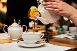 Afternoon tea składa się z herbaty, kanapek oraz ciast domowego wypieku, wśród których króluje krucha bułeczka scone.