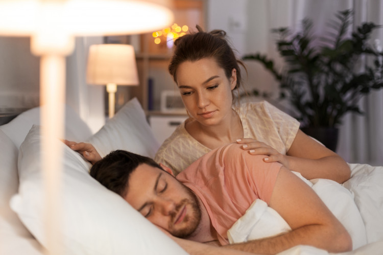 Odwiecznie zadawane pytanie "kupić jedną czy dwie kołdry?". Czy rzeczywiście spanie pod osobnymi nakryciami może mieć wpływ na relację? 