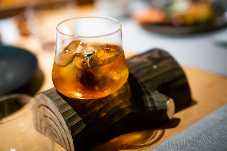 Dobrym pomysłem na wieczór w Dzień Mężczyzn może być degustacja dobrych trunków, chociażby whisky.