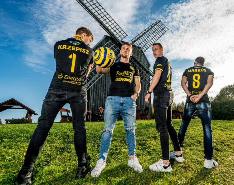 Arka Gdynia na dwa najbliższe mecze zmienia koszulki. 