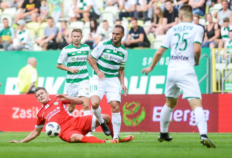 Zdjęcie z 10 sierpnia 2018 roku z jedynego jak na razie meczu ekstraklasy Lechia Gdańsk - Miedź Legnica na Letnicy. Gospodarze wygrali wówczas 2:0. Flavio Paixao i Jarosław Kubicki mogą zagrać ponownie.