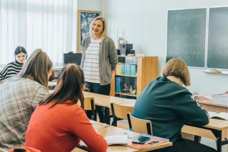 Uczniowie z doświadczeniem uchodźczym uczą się języka polskiego w zwiększonym wymiarze.
