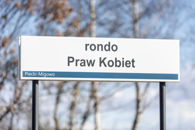 Tę nazwę władze Gdańska oficjalnie odsłoniły w środę, 8 marca. Dzień później radni dopatrzyli się błędu i poprosili o wymianę tablicy.