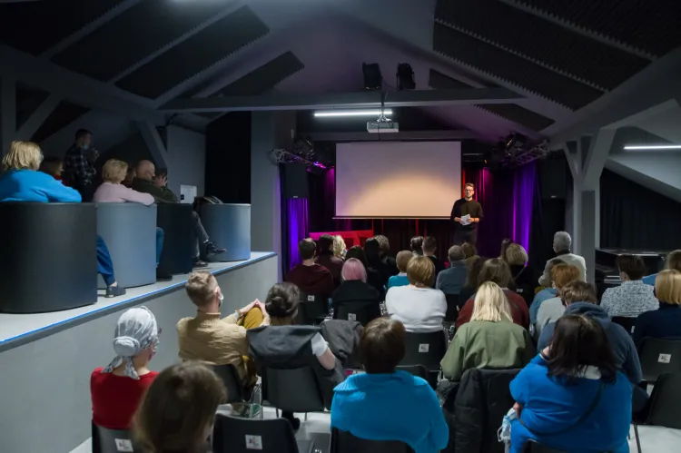 Ludzie, kino, pasja - to trzy kluczowe części składowe każdego działającego w Polsce dyskusyjnego klubu filmowego. Na zdjęciu: uczestnicy Klubu Filmowego "Kosmos".
