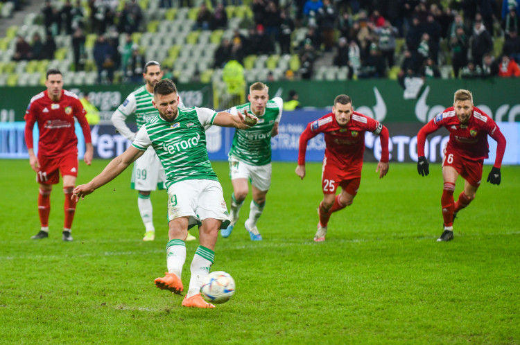 Tak Łukasz Zwoliński strzelił gola na pozycję wicelidera w historii najlepszych snajperów Lechii Gdańsk w ekstraklasie, a zarazem 44. w oficjalnych występach w biało-zielonych barwach. Przed nim mecz numer 100. 