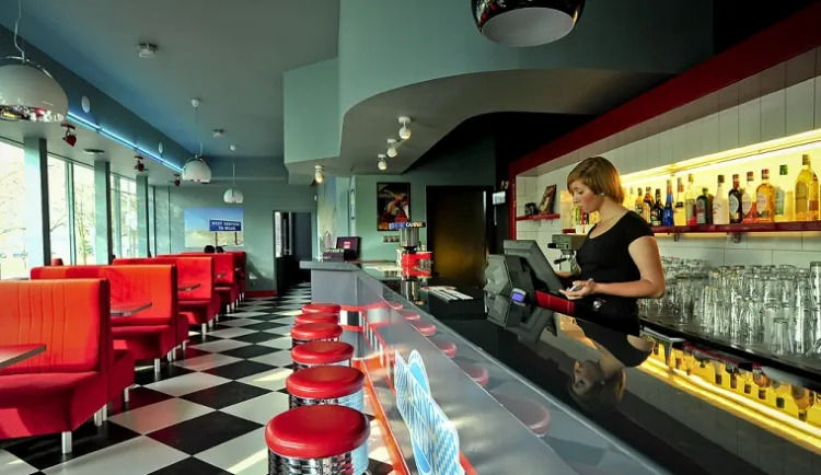 Casino Diner przy ulicy Latarnianej jest urządzone w amerykańskim stylu i oferuje pyszne burgery.