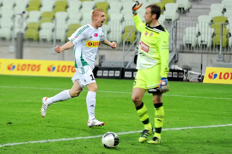 Adam Duda (na zdjęciu) strzelił bramkę na 2:1 dla Lechii, ale arbiter jej nie uznał. Punkt Śląskowi wybronił Marian Kelemen.