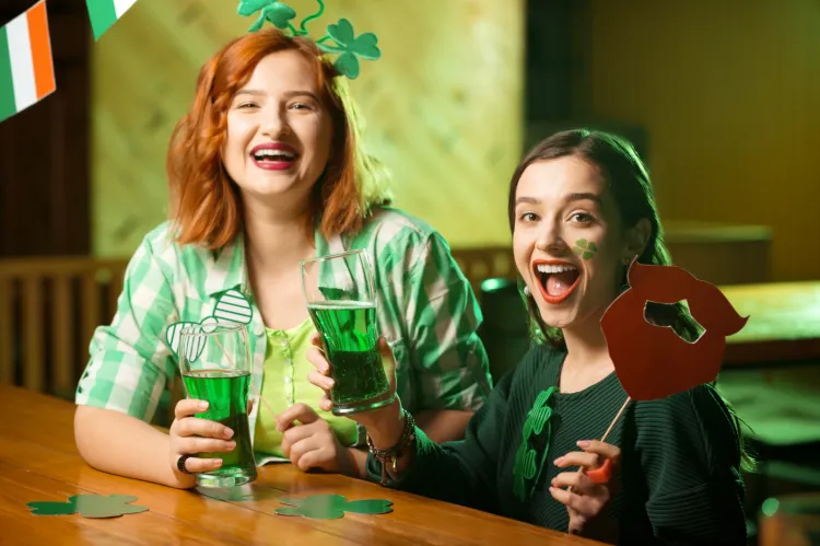 Dzień św. Patryka to irlandzkie święto, którego obchody składają się z parad, festynów, picia irlandzkiej whiskey i tradycyjnych potańcówek.