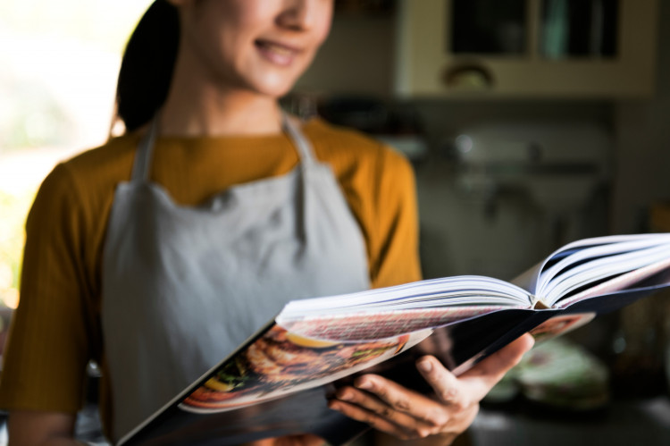 Książki kucharskie są wspaniałą lekturą. Dostarczają nie tylko przepisów czy ciekawostek, ale także są obrazem danej epoki. Niekoniecznie musimy z nich korzystać gotując. 