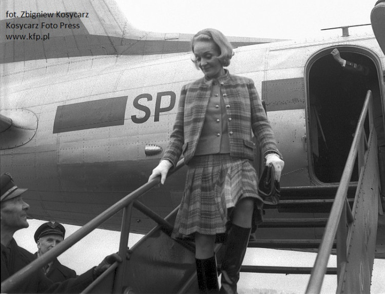 Marlena Dietrich na lotnisku we Wrzeszczu w marcu 1966 r. Piosenkarka przyleciała na koncert, który odbył się na terenie Stoczni Gdańskiej.