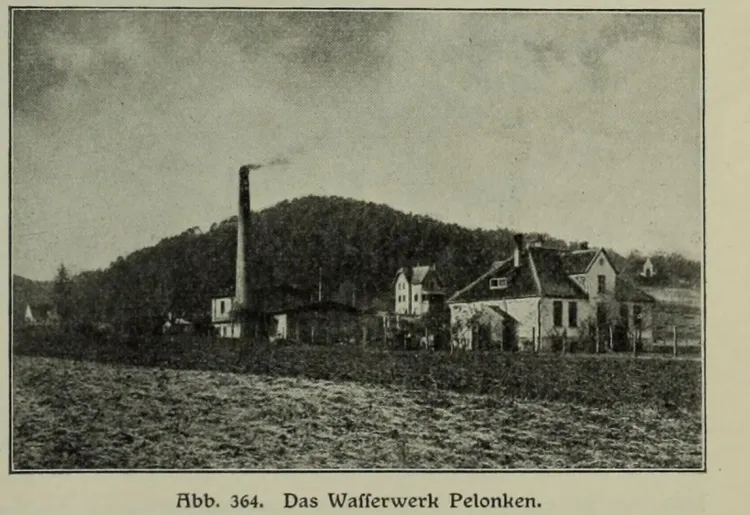 Fotografia z publikacji Danzig und Seine Bauten przedstawiająca ujęcie wody na ul. Polanki.