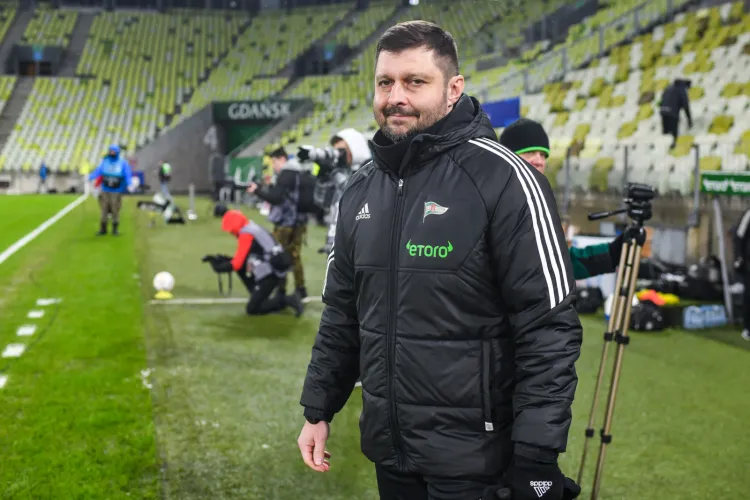 Marcin Kaczmarek ma dwa tygodnie, aby przygotować formę Lechii Gdańsk na dziewięć ostatnich kolejek sezonu. Tylko czy aby na pewno, może spokojnie pracować?