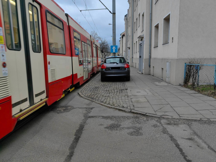 Gdyby samochód stał dokładnie na wyznaczonym kostką miejscu, tramwaj mógłby mieć problem z przejazdem. Niebawem na tym fragmencie wzdłuż ulicy Wolności (50-52) pojawią się słupki blokujące.