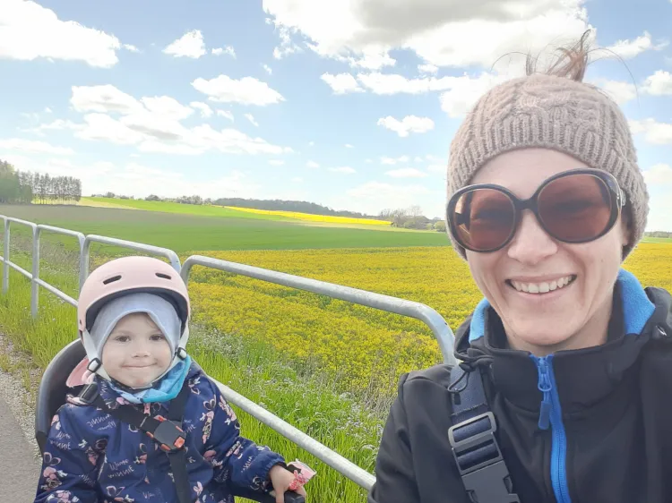 Magdalena Świerczyńska-Dolot jest fotografem, współpracuje z wieloma polskimi instytucjami i organizacjami, prowadzi też warsztaty muzyczne. 