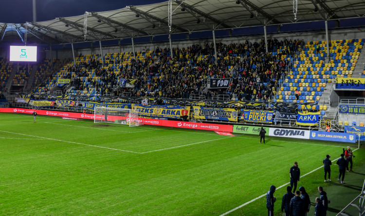 Arka Gdynia obniży ceny biletów na najbliższy mecz, a w kolejnych uzależnia ewentualne zniżki od frekwencji. Natomiast piłkarze dopłacą do przejazdów kibiców. 