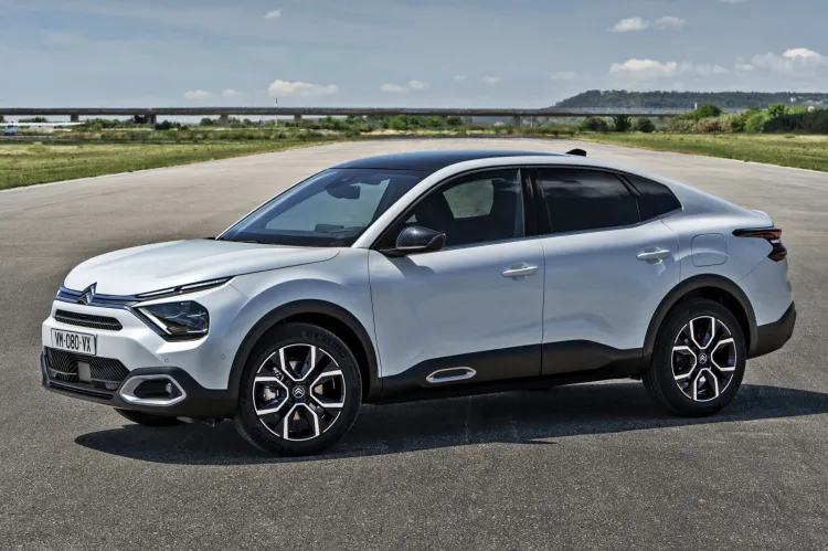 C4 X oraz jego elektryczna odmiana świetnie wpisują się w obecne motoryzacyjne trendy. Citroen przyzwyczaił nas do designerskich wybryków i w tym modelu nie jest inaczej.