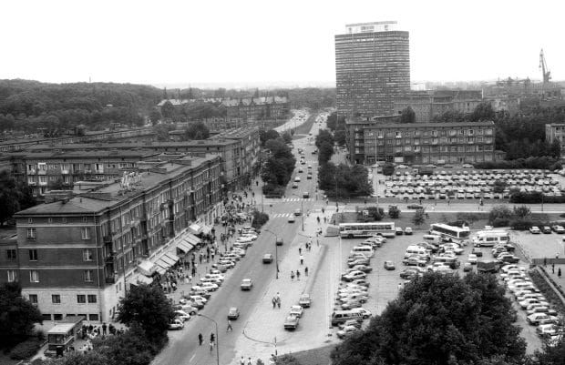 Pamiętacie ten parking? Na zdjęciu 2 sierpnia 1989 roku. Mało kto pamięta dzisiaj, że obok NOT-u było coś innego niż metalowe ogrodzenie.